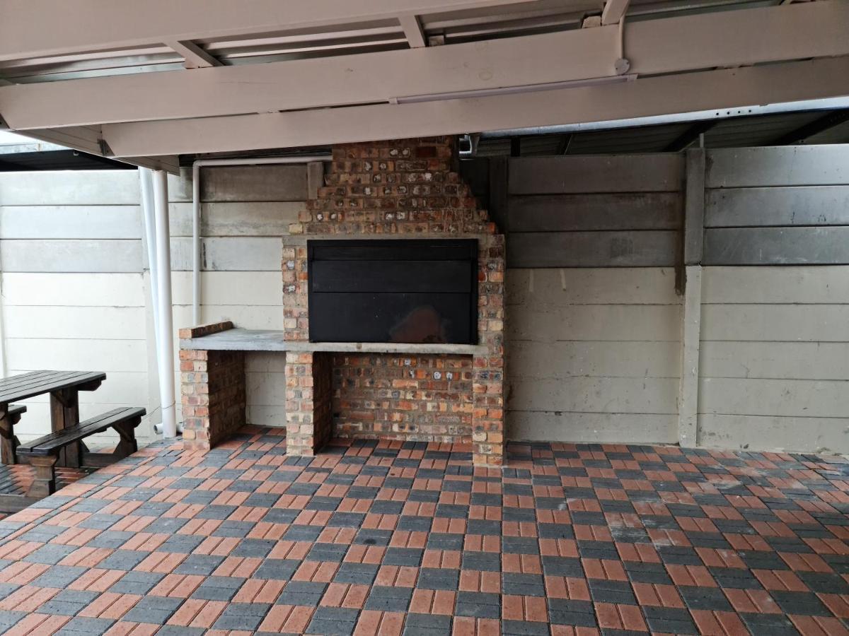 Hasate 10 Florence Street Oakdale Belliville 7530 South African Guest house