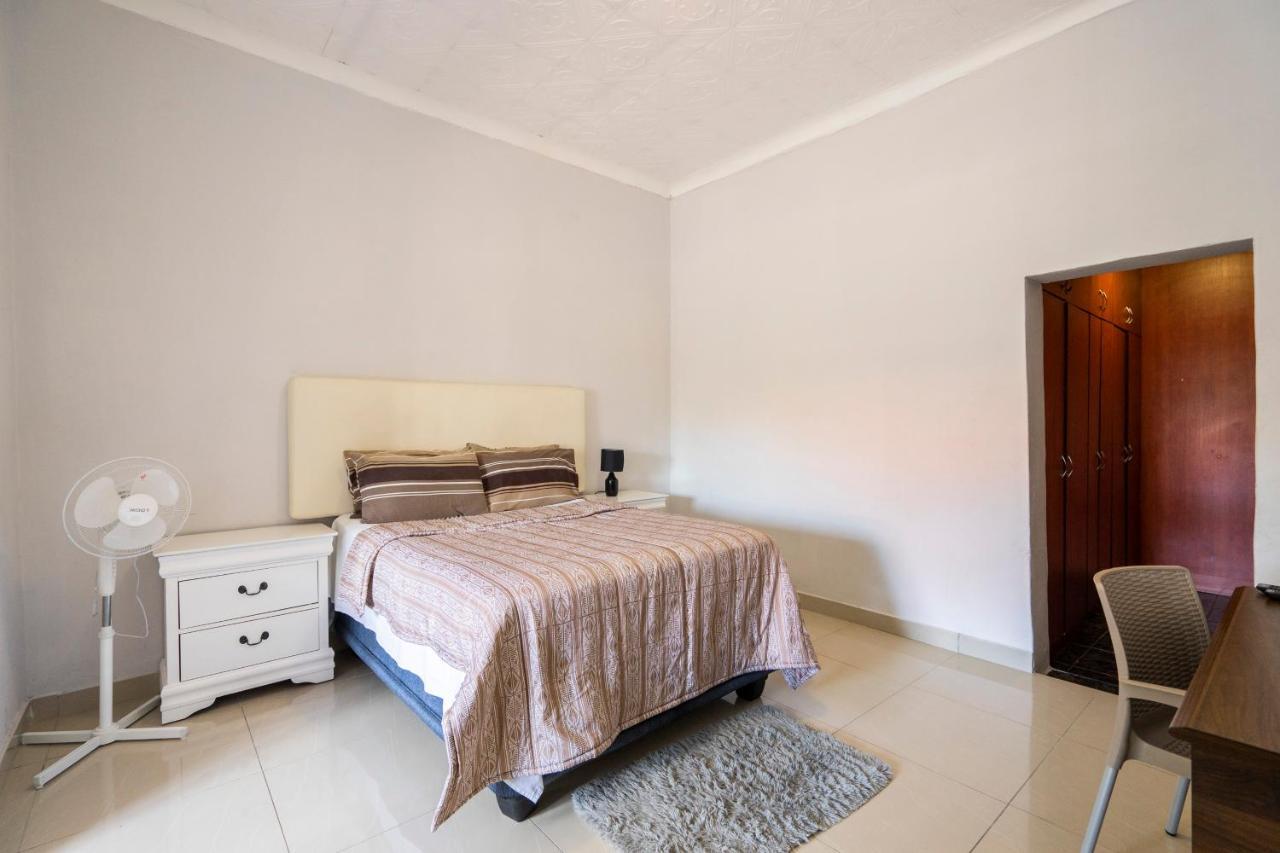 Guest house Hasate 10 Florence Street Oakdale Belliville 7530 South African 2*