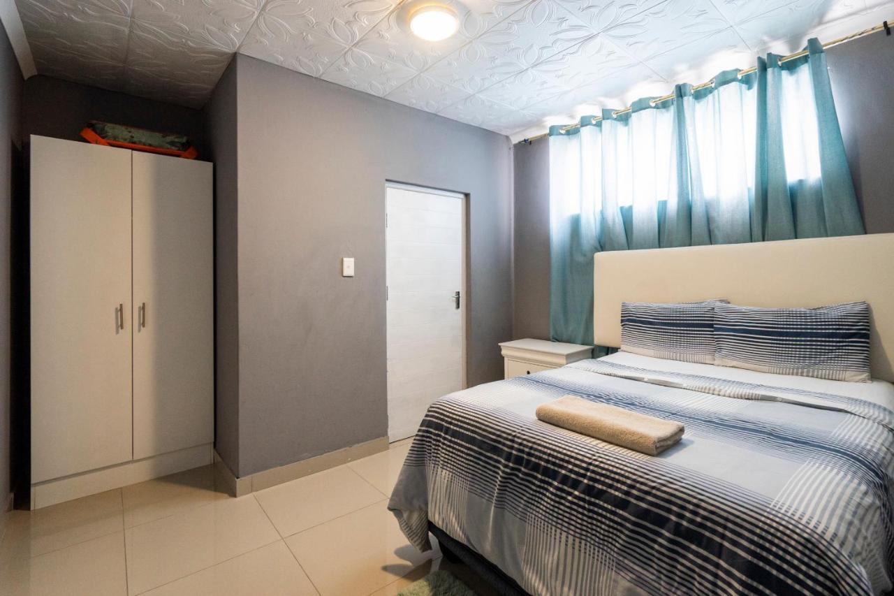 Hasate 10 Florence Street Oakdale Belliville 7530 South African Guest house