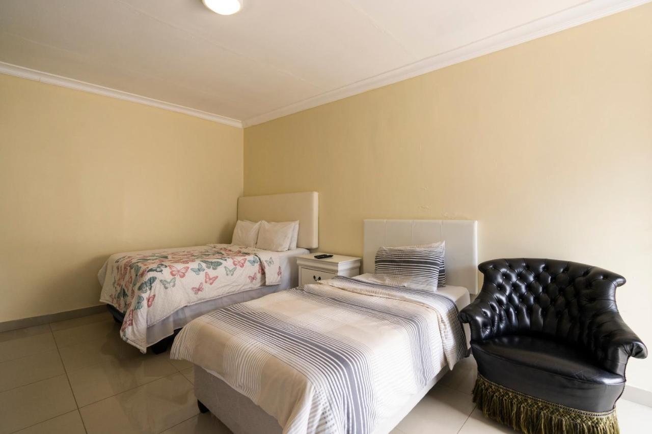 Hasate 10 Florence Street Oakdale Belliville 7530 South African Guest house