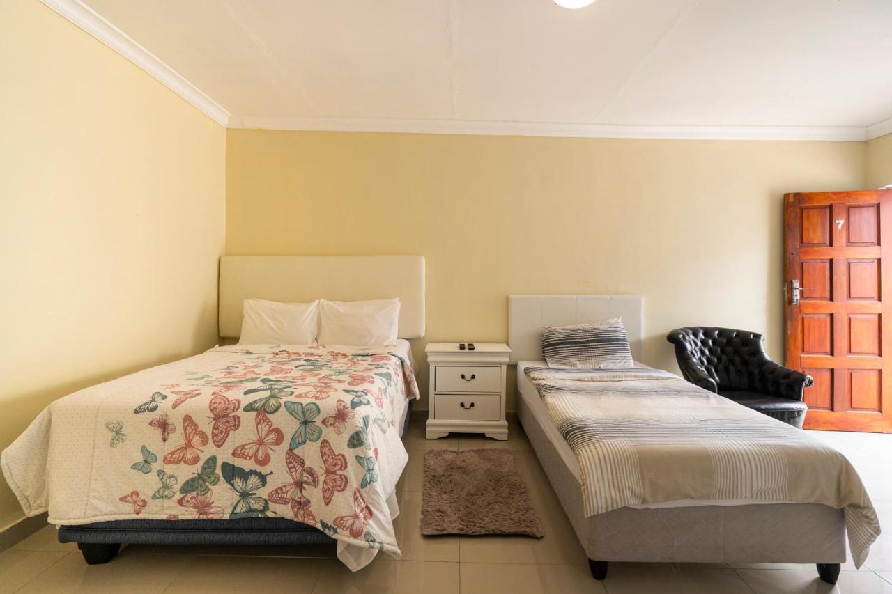 Hasate 10 Florence Street Oakdale Belliville 7530 South African Guest house