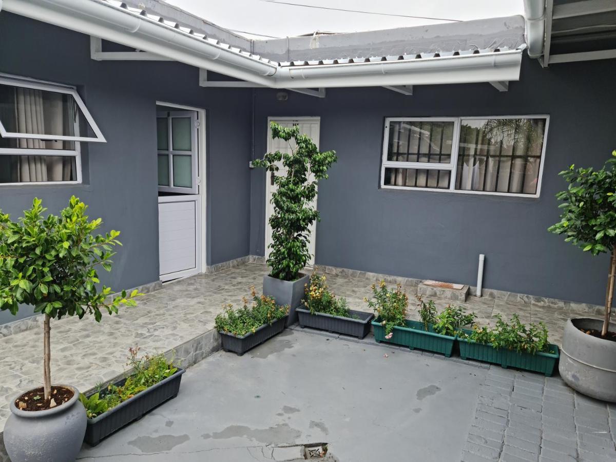 Hasate 10 Florence Street Oakdale Belliville 7530 South African 2*